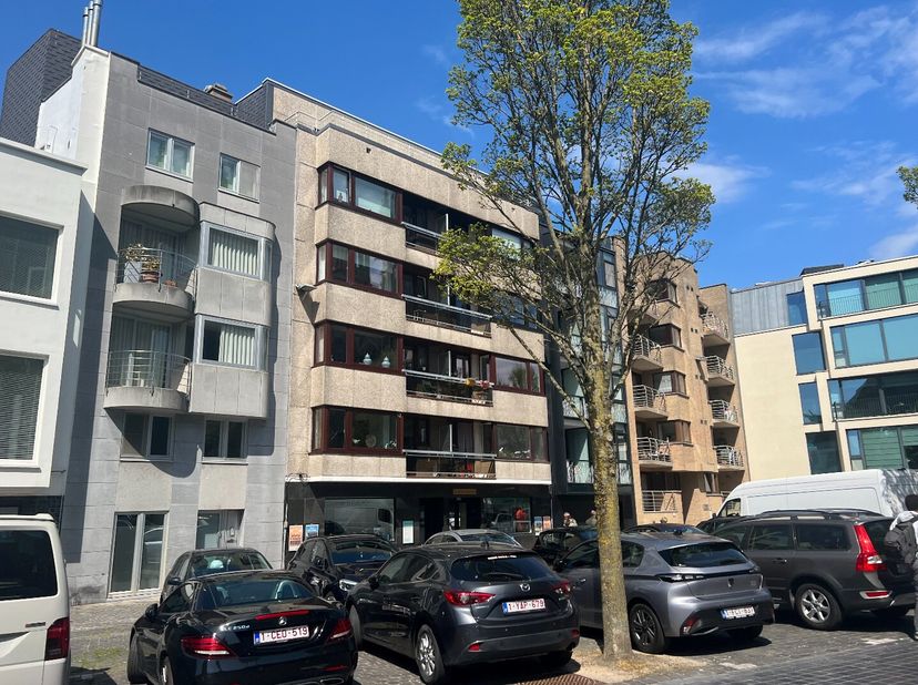 Geriefelijk 2-slaapkamerappartement op een gunstige ligging te Oostende aan het St. Petrus &amp; Paulusplein. Goede verbinding met het openbaar vervoer en
