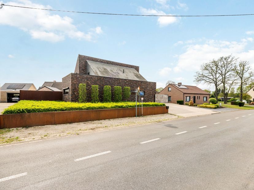 Deze duurzame en instapklare gezinswoning met 4 slaapkamers is gelegen in een mooie, groene omgeving, maar toch op een korte afstand van de kern van B