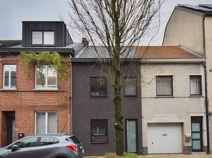Cette maison clé en main est située dans une rue résidentielle avec les avantages de la proximité des commodités urbaines. La maison entièrement rénov