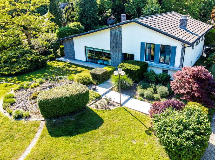 Vrijstaande, ruime villa te Kontich met 5 slaapkamers en 3 badkamers op een perceel van 2.128m².&lt;br /&gt;
Dit huis is gelegen tussen het centrum van Aart