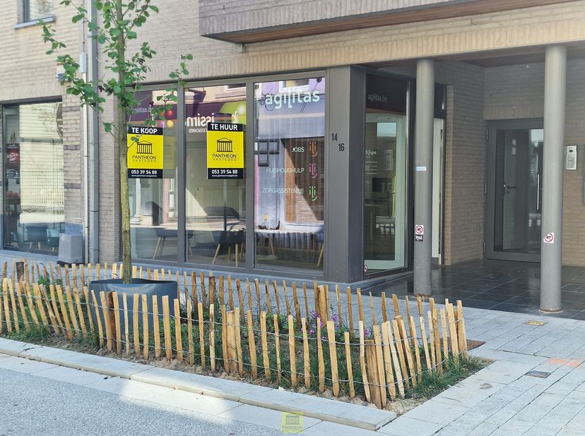 In het bruisende hart van Ninove bevindt zich dit instapklare handelspand, ideaal voor wie op zoek is naar een goed gelegen, energiezuinige en flexibe
