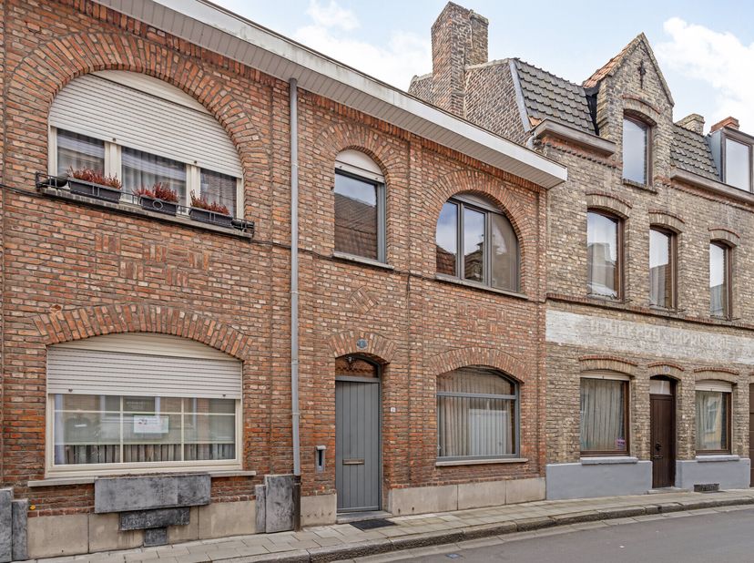 Huis te koop in Ieper centrum met 3 slaapkamers en stadstuin. Gelegen in de Lange Meersstraat 21 op wandelafstand van de Grote Markt. Uitermate geschi