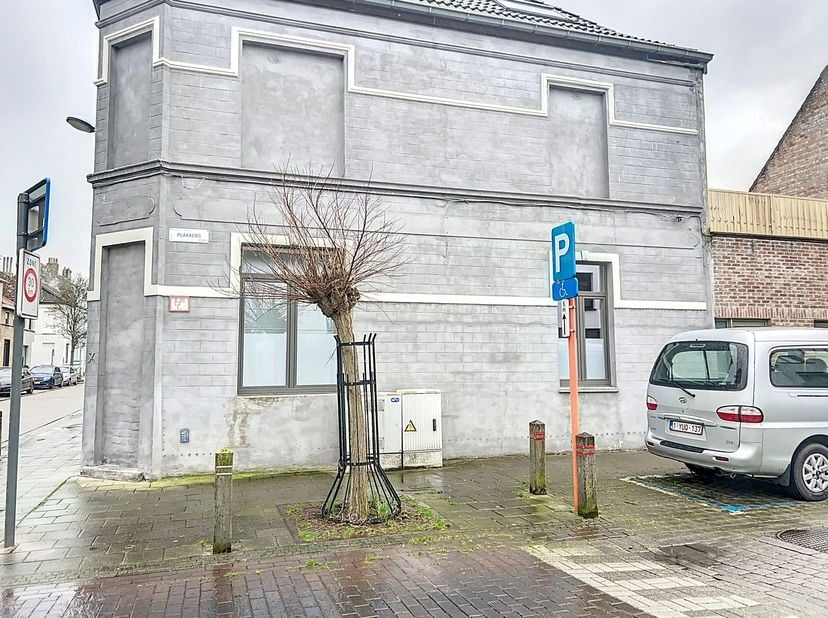Dit mooi gerenoveerd huis te huur bevindt zich in een rustige woonwijk te Oostende. Het pand beschikt over 3 slaapkamers en is daarnaast voorzien van