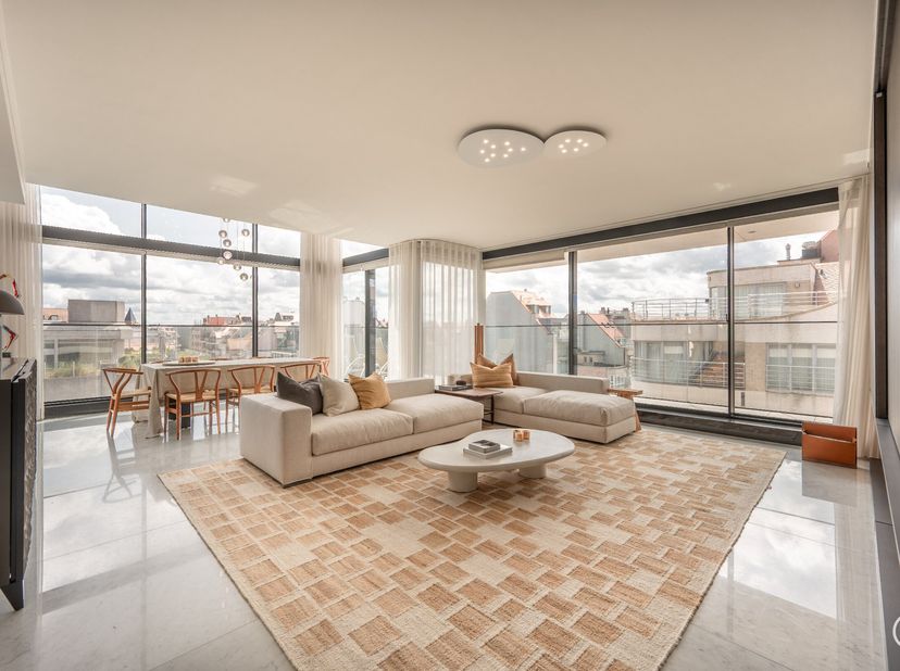 Appartement en duplex prestigieux de 273,5m² (façade 26,5m) avec 4 chambres et terrasse de 25m². Finition de luxe. AMÉNAGEMENT : Au 5ème étage : Salon