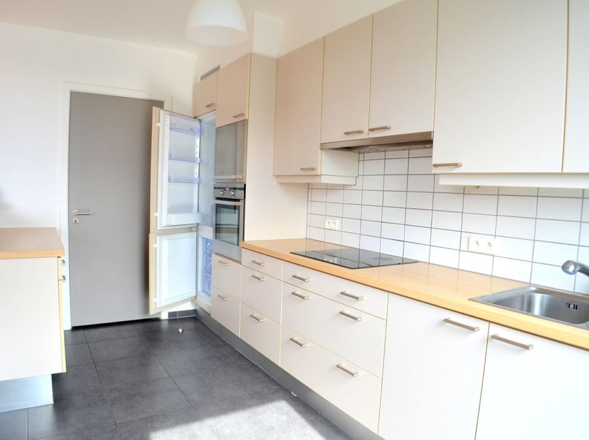 Mooi modern appartement van 103m² bestaande uit :&lt;br /&gt;
- 1 inkomhal met videofoon, toilet met wastafel&lt;br /&gt;
- 2 slaapkamers met parketvloeren (15,5-