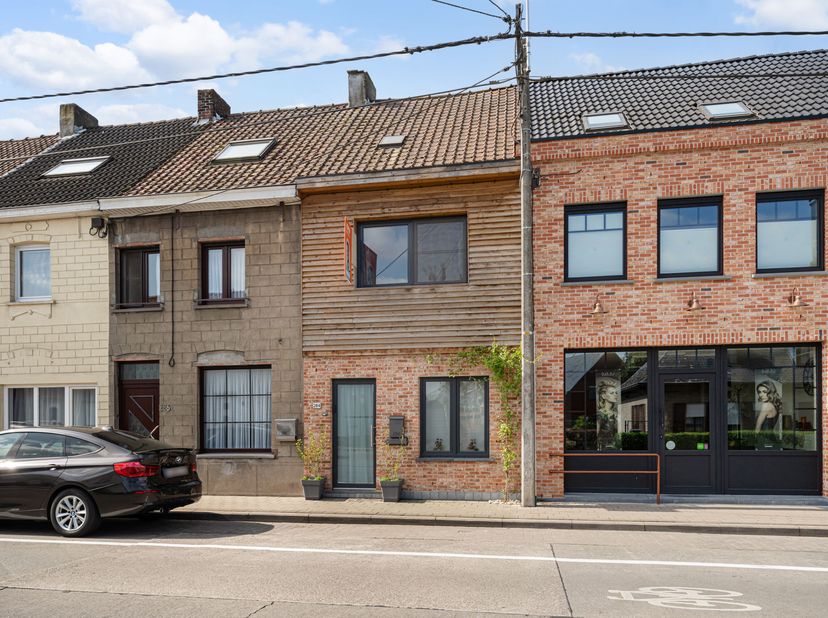 Deze instapklare woning op zeer centrale ligging met garage en uitweg wordt u te koop aangeboden.&lt;br /&gt;
We betreden deze woning langs de inkomhal met