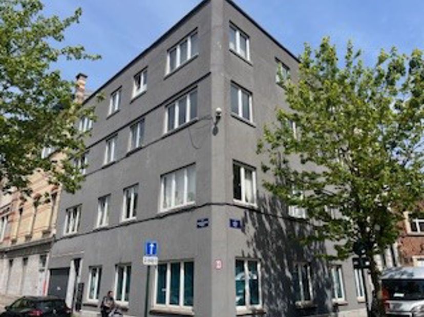 Dansaert: Immeuble en très bon état composé de 7 unités et un garage ( 6 appartements 1 ch de 69m² à 73m² + un appartement 2 ch de 120m² + grande terr
