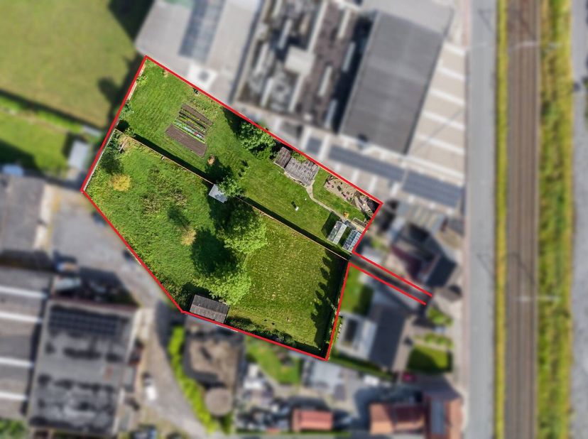 In de Spoorweglaan te Pittem vinden we dit uitgestrekt lot bouwgrond terug. Dit is gelegen in een zijstraat van de Meulebekestraat nabij het centrum.