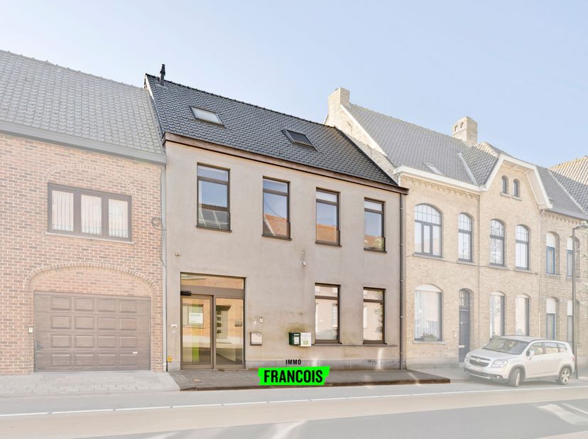 Au centre de Zonnebeke, à proximité de l&#039;A19 et de divers commerces, se trouve cette propriété sur un terrain de 549 m². En 2015, le bâtiment a été en