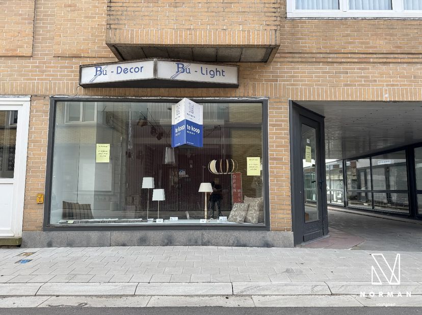 Welkom in deze prachtige commerciële ruimte, ideaal gelegen in het hart van Kuurne aan de Koning Albertstraat 62. De brede gevel met grote raam zorgt