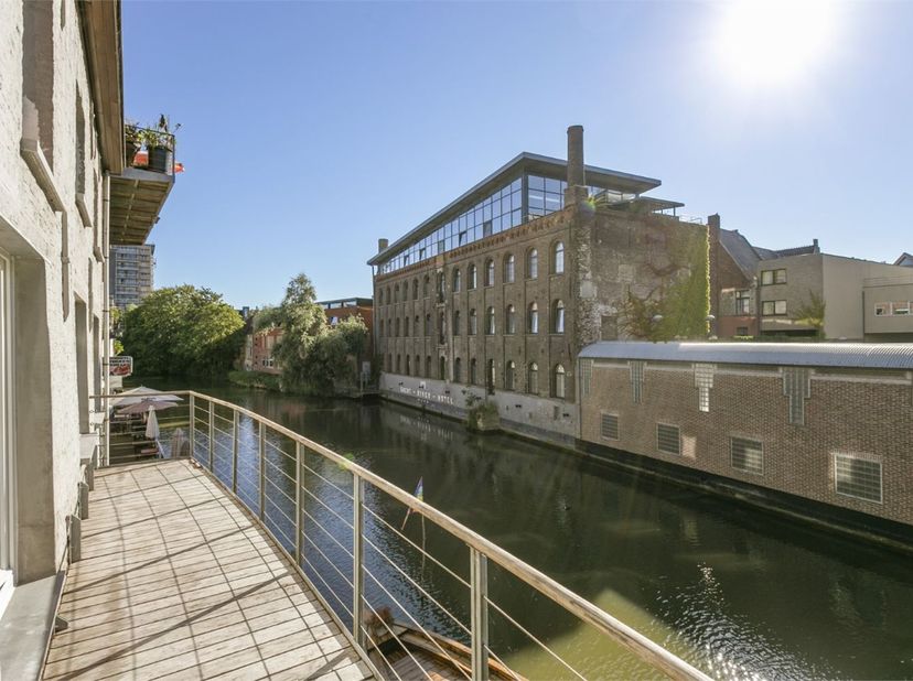 Van harte welkom in deze prachtige loft in de Oudburg te Gent. Met een bewoonbare oppervlakte van 278 m² biedt het pand plaats aan drie slaapkamers, e