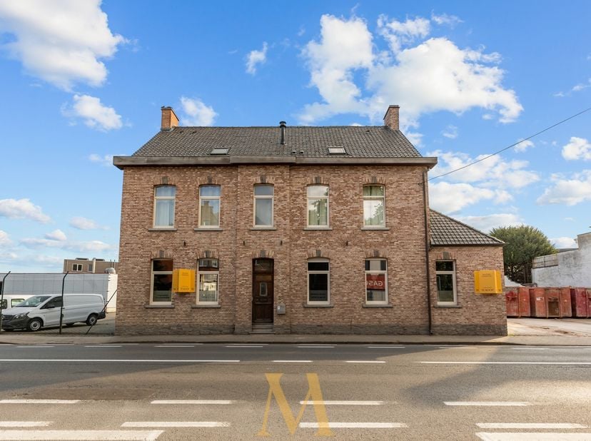 Cette élégante maison de maître entièrement rénovée bénéficie d’un emplacement privilégié entre Sint-Eloois-Vijve et le centre de Waregem.&lt;br /&gt;
Dispo