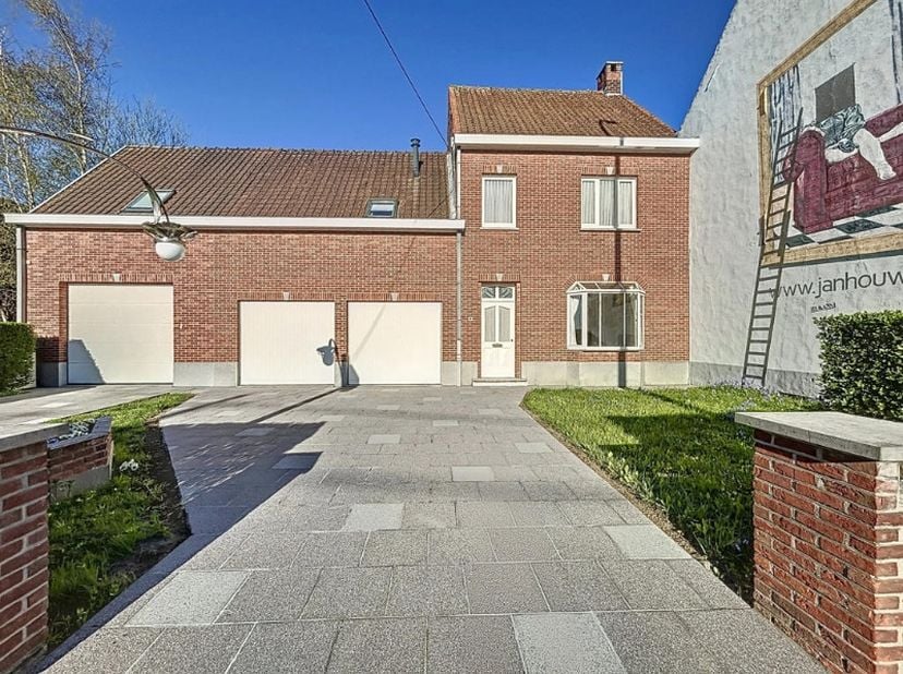 Instapklare woning op een perceel van 660 m², bestaande uit:&lt;br /&gt;
&lt;br /&gt;
Gelijkvloers: een inkomhal, lichtrijke leefruimte, ingerichte keuken, badkam
