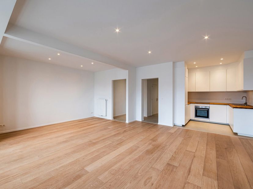 Proche de la place Cardinal Mercier, dans un bel immeuble de caractère, Trianon Invest vous présente ce spacieux appartement 2 chambres de 126m² intég