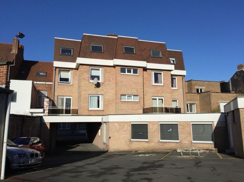 Gezellig en lichtrijk appartement : inkom, 2 slaapkamers met aanpalend terras, 2 badkamers (eentje met ligbad en eentje met douche), ruime leefruimte,
