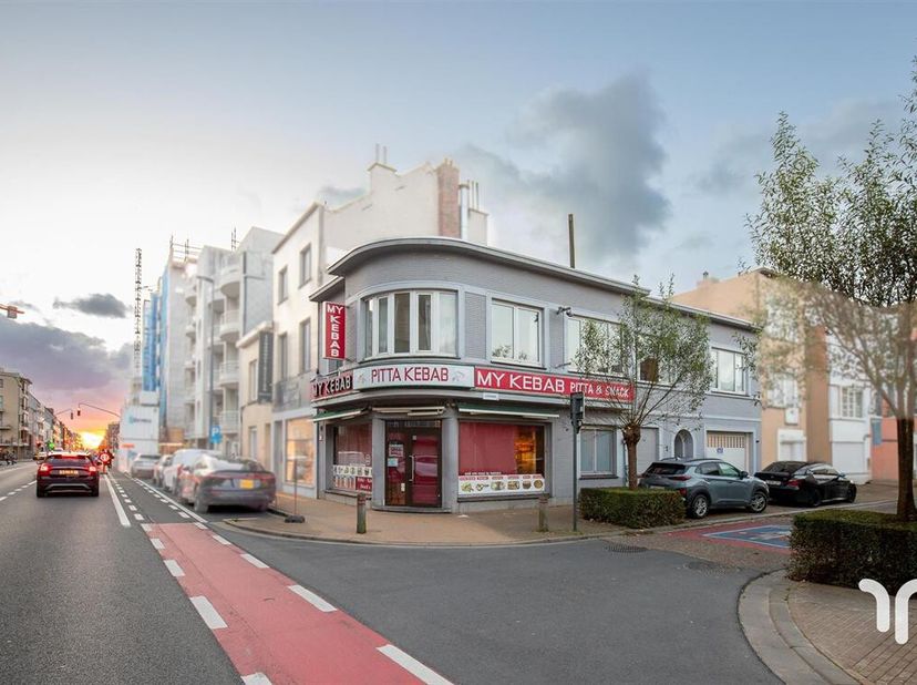 Ontdek deze karaktervolle woning in het hart van Oostende, met een woonoppervlakte van maar liefst 196m². Deze unieke eigendom biedt een uitzonderlijk