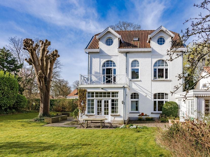 À proximité de lObservatoire et à deux pas du Parc de Wolvendael, cette exceptionnelle propriété du début du 20ème siècle bénéficie dun cadre résident