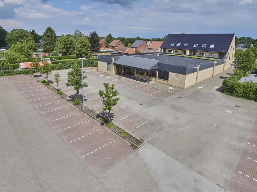 Handelspand op een goede locatie nabij het centrum van Hechtel.&lt;br /&gt;
Het pand bestaat uit 2 winkelgedeeltes, een ruime opslagplaats, een kitchenette