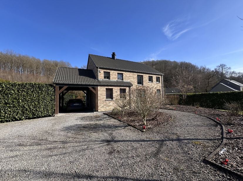 SOUS SOL de ± 89m² :&lt;br /&gt;
- Hall de ± 15m² sur béton,&lt;br /&gt;
- Cave 1 de ± 38m² sur béton,&lt;br /&gt;
- Cave 2 (en enfilade de la cave 1) de ± 11,5m² sur b