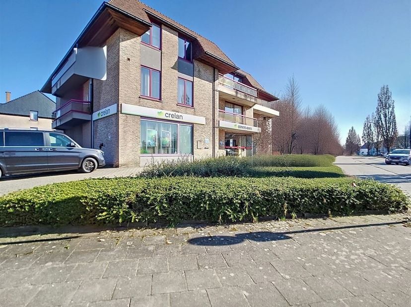 Dit gezellige appartement op de tweede verdieping biedt een aangename leefruimte met een open ingerichte keuken en een knusse woonkamer. De inkomhal i