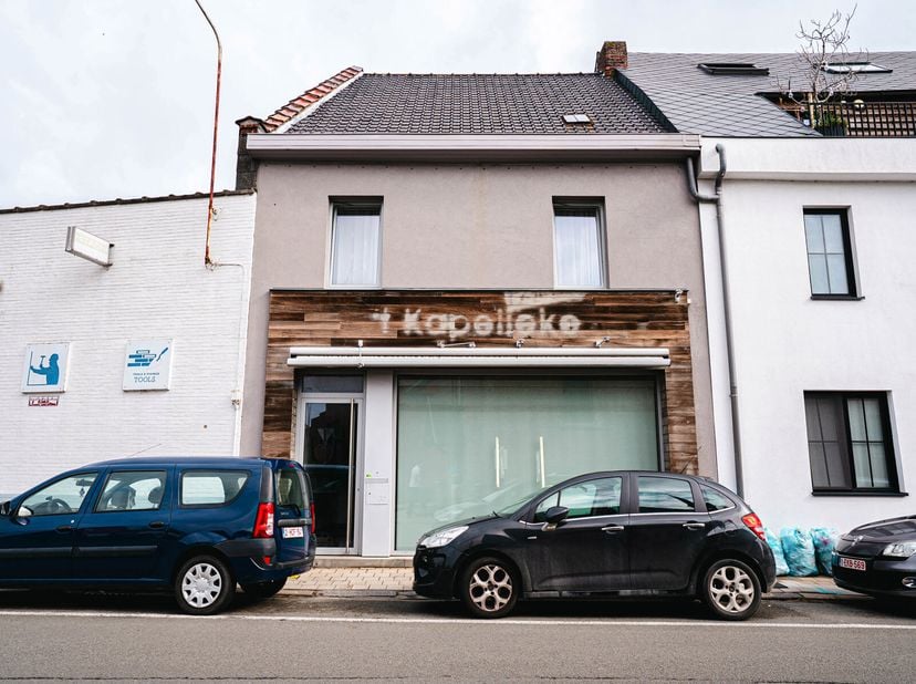 Bent u op zoek naar een betaalbare woning met tal van mogelijkheden? Ontdek dit ruime handelspand met woonst in hartje Deerlijk, momenteel volledig in