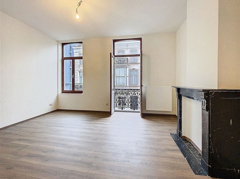 BEZOEK? Contacteer ons op het nummer 09.225.00.78.&lt;br /&gt;
Volledig gerenoveerde (2024) bel-étagewoning op toplocatie! Vlak bij het Citadelpark en op 3