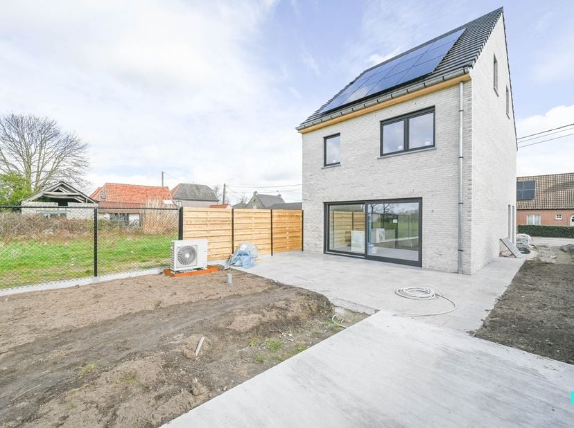 Ontdek deze nieuw te bouwen halfopen bebouwing, gelegen op een perceel van 475m² en met een bewoonbare oppervlakte van ca. 195m² (volgens indicatieve