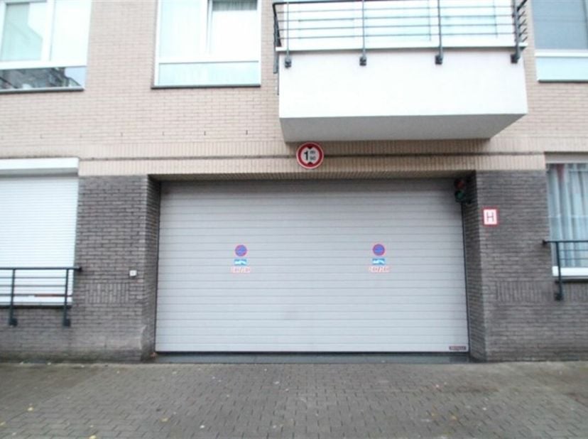 IMMOSCHMIDT (Ref. 18931) - ETTERBEEK (Rolin / L. Schmidt) - GRATIS op 01/08/2023: Overdekte parkeerplaats te huur in de kelder van een gebouw met elek
