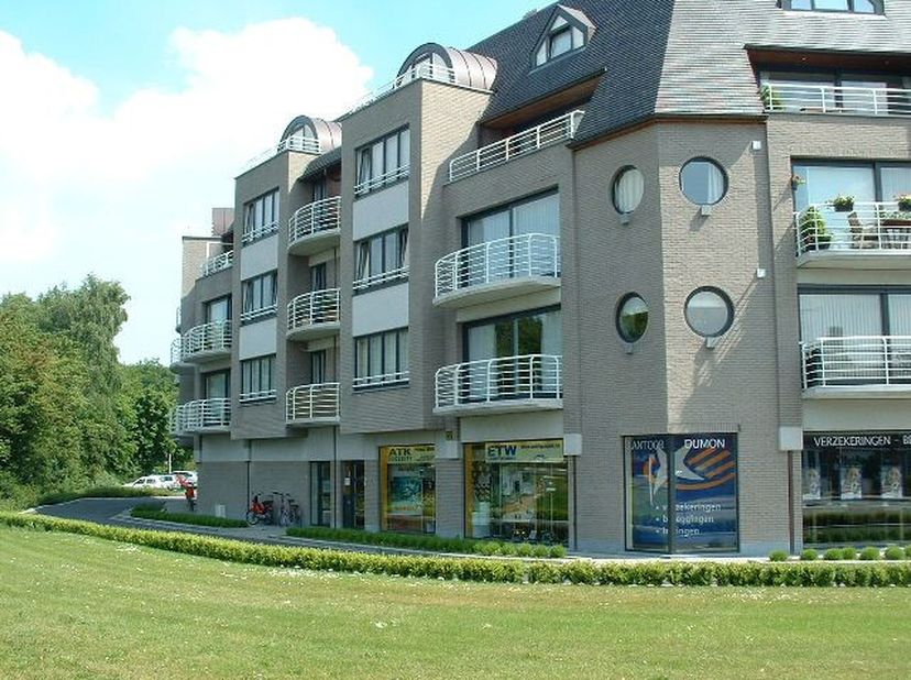 Appartement met zicht op vernieuwd stationsplein  centrale liggingIndeling : Inkomhal met vestiairekast. Woonkamer uitgevend op terras. Living-eetkame