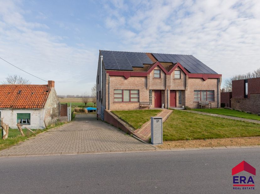 Instapklare woonst gelegen in een rustige en landelijke omgeving te Boekhoute.Deze woning geniet van een praktische indeling. Naast de inkomhal met ga