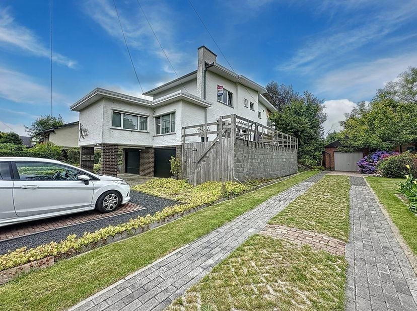 Dit appartement maakt deel uit van een kleinschalig project van 3 units.&lt;br /&gt;
Het appartement heeft een eigen ondergrondse garage en een staanplaats.