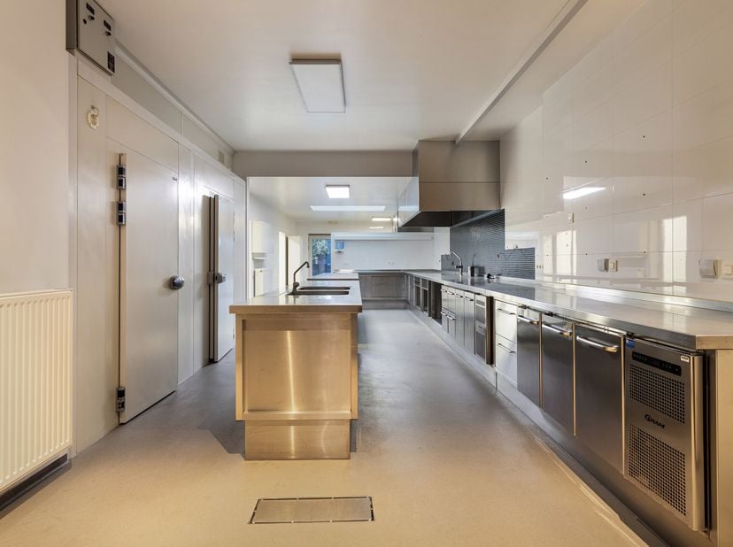 Cette maison spacieuse est proposée à la vente à Beveren et, en plus d&#039;un luxueux appartement en duplex, propose un rez-de-chaussée polyvalent.&lt;br /&gt;