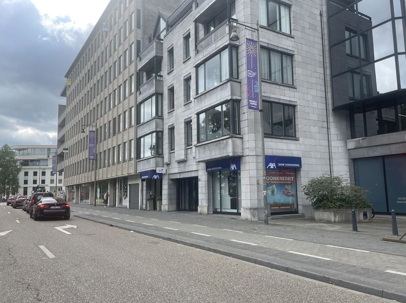 Voor wie op zoek is naar maximale bereikbaarheid en zichtbaarheid !&lt;br /&gt;
&lt;br /&gt;
Strategisch gelegen aan het Leopoldplein, op de kleine ring rond Hass