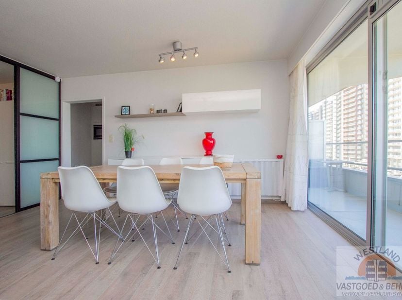 Profitez de la côte avec style ! Ce magnifique appartement rénové est situé à un emplacement de choix à Nieuport-Bains, à deux pas de la mer, des comm