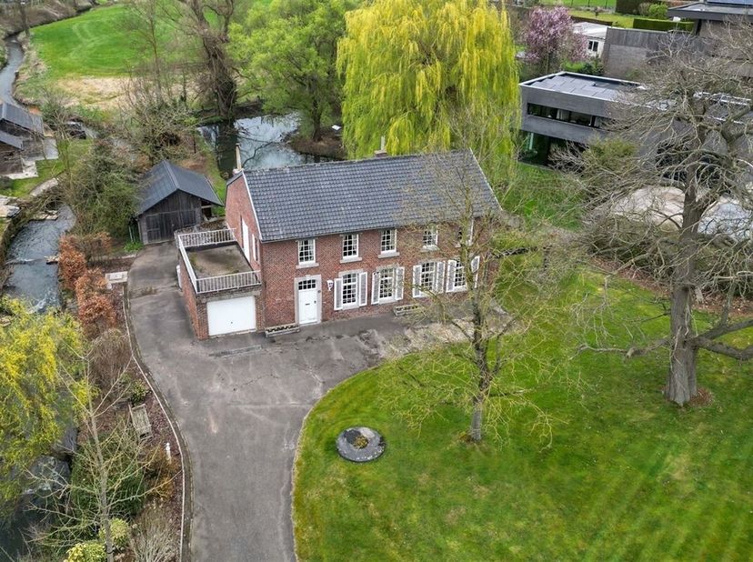 Uniek gelegen te renoveren authentieke gezinswoning op een prachtig perceel van 21a 54ca&lt;br /&gt;
Omgeving:&lt;br /&gt;
+ Centraal gelegen in groene omgeving&lt;b