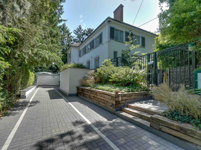 EXCLUSIEVE VILLA + BOUWGROND IN DOODLOPENDE STRAAT&lt;br /&gt;
&lt;br /&gt;
Deze energiezuinige en statige villa treffen we aan op het einde van een doodlopende s