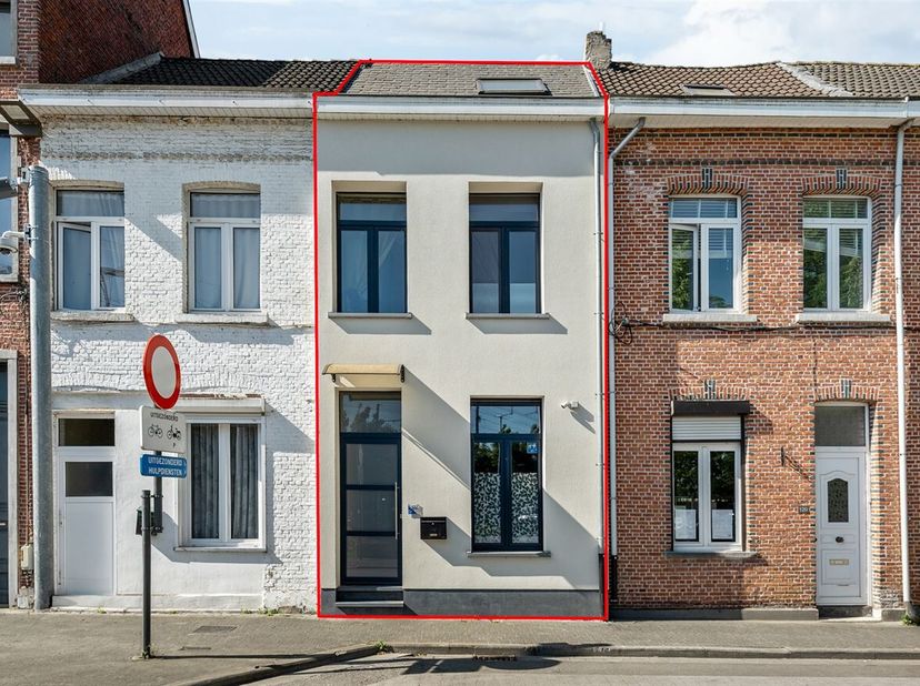 Ligging: &lt;br /&gt;
De woning is gelegen in de Caputsteenstraat te Mechelen. Vlakbij de woning bevinden zich winkels, scholen en ontspanningsmogelijkheden