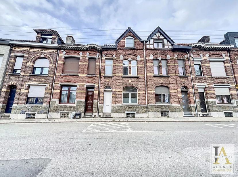 Situé proche du centre de Fléron ainsi que de ses commodités, ces 2 bureaux se trouvent dans un bâtiment composé comme suit :&lt;br /&gt;
Au rez-de-Chaussée