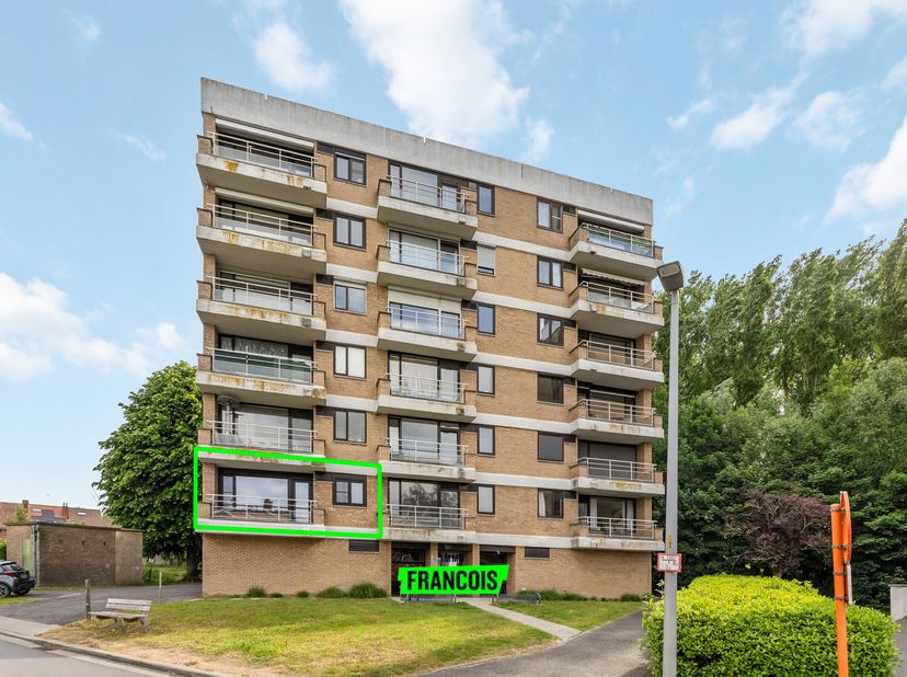 Situé au centre mais dans un endroit calme, cet appartement rénové avec garage. L&#039;appartement est situé à distance de marche des écoles, des magasins