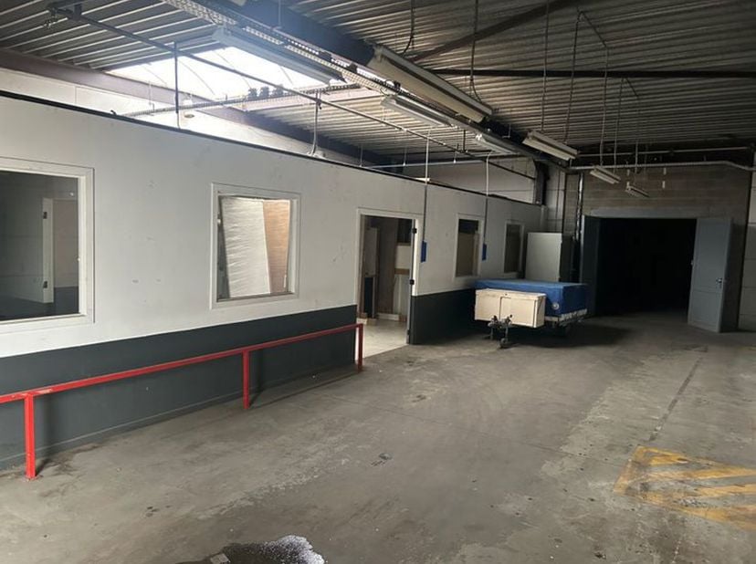 Functionele magazijnruimte te huur in het industriepark van Heist-op-den-Berg, met een oppervlakte van 600 m² en mogelijkheid tot uitbreiding met 230
