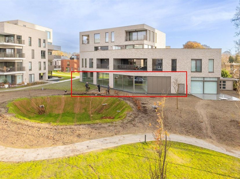 Multifunctionele ruimte van 165 m² met autostaanplaats gelegen in het centrum van Herentals&lt;br /&gt;
Deze multifunctionele ruimte maakt deel uit van resi