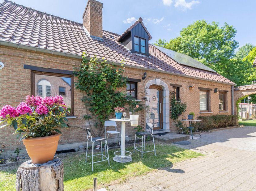 TRIOR Vous propose cette jolie villa rénovée (2022) avec goût et implantée sur un terrain plat et privatif de 10a 64ca. Proche des facilités, elle dév
