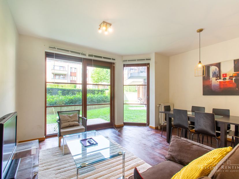 QP C3.0 - In een rustige, groene privéomgeving nabij het Woluwepark vindt u dit stijlvolle, gemeubelde appartement van 96m² op het gelijkvloers van ee
