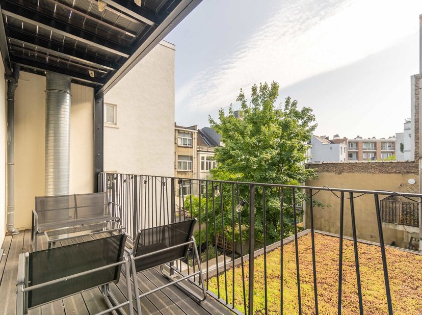 Idéalement situé à deux pas de l&#039;avenue Louise et de Stephanie, nous vous proposons ce superbe appartement MEUBLE de 60m². Situé au 2e étage/3 d&#039;un im