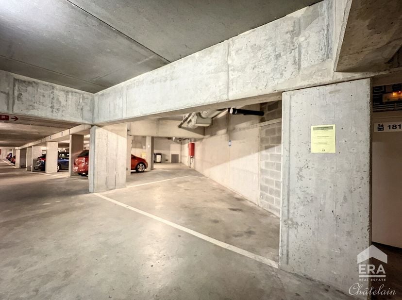 ERA CHÂTELAIN vous propose en exclusivité cet emplacement de parking idéalement situé à proximité du square Léopoldville L&#039;emplacement se trouvent au
