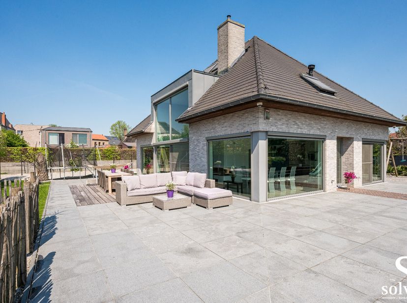 Bent u op zoek naar een ruime, luxueus afgewerkte woning met alle comfort, midden in het bruisende centrum van Zomergem? Dan is deze parel van 250m² b