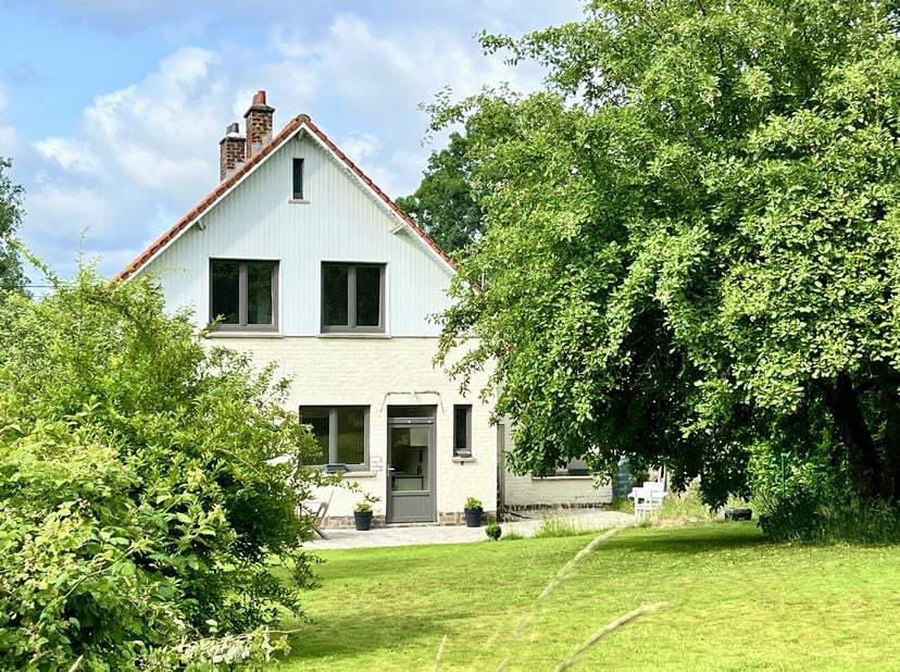 Nichée au cur dun environnement exceptionnel, cette très belle villa séduira les amateurs de calme, de nature et dauthenticité. Située dans une petite