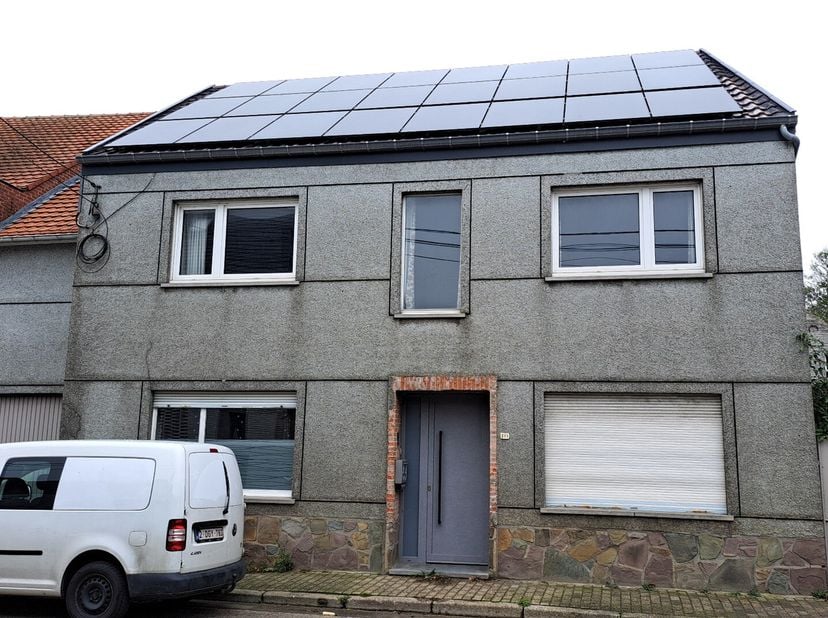 Verder te renoveren ruime gezinswoning op een perceel van 17a 47ca in het landelijke Drieslinter. De woning heeft een grote vernieuwde badkamer, conde