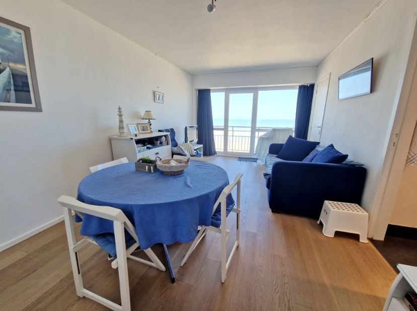 Instapklaar éénslaapkamerappartement met frontaal zeezicht&lt;br /&gt;
Geniet van een adembenemend uitzicht op zee en strand vanuit dit instapklare appartem
