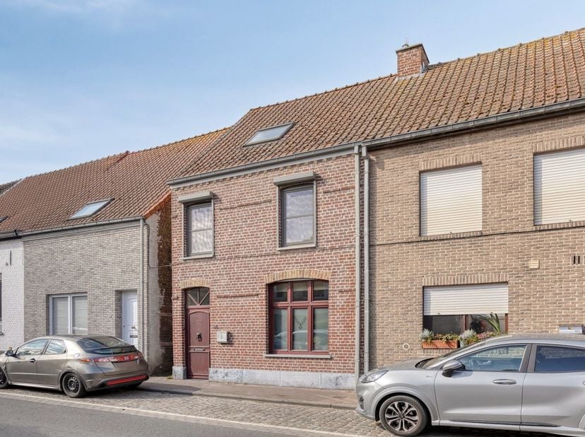 Gelegen in de Hoogledestraat te Kortemark, op wandelafstand van het station, een bakker en een apotheek, vinden we deze instapklare gezinswoning met d